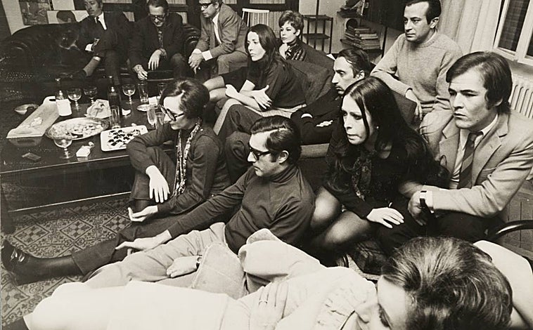 Imagen principal - Arriba, reunión en casa con Massiel, Laura Valenzuela, José Luis Dibildos, Enrique Herreros, Sáenz de Heredia y José Agustín Goytisolo, entre otros amigos. Sobre estas líneas, a la izquierda, Jaime de Armiñán esquiando en 1944, y a la derecha, el cineasta y Elena Santonja, el día de su boda. Ella luce un diseño de Elio Berhanyer 