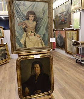 Imagen secundaria 2 - Arriba, Carmen y Eduardo de Armiñán, en la sala Durán viendo algunos de los objetos familiares que salen a subasta el próximo día 26. Sobre estas líneas, a la izquierda, cuadro de Cecilio Pla, y a la derecha, dos retratos familiares: arriba, Luis de Armiñán niño, pintado por Julio Vila y Prades, y abajo, Elena Esquivias pintada por su marido, Eduardo Santonja Rosales 