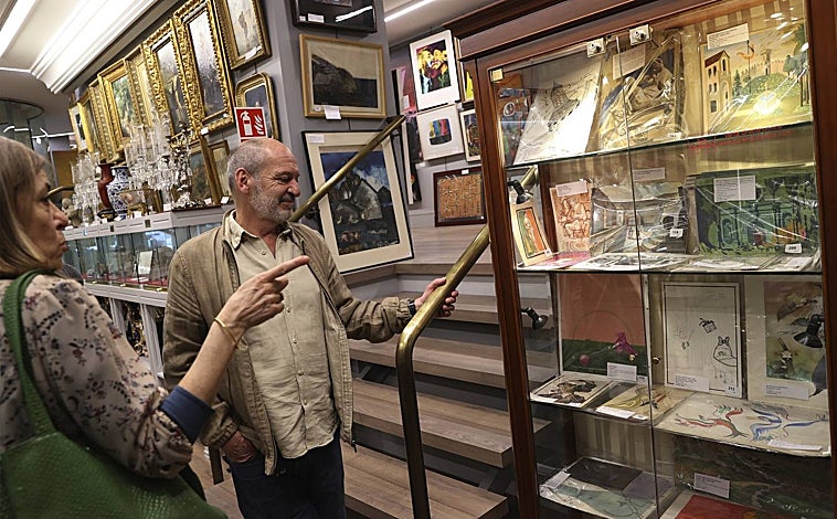 Imagen principal - Arriba, Carmen y Eduardo de Armiñán, en la sala Durán viendo algunos de los objetos familiares que salen a subasta el próximo día 26. Sobre estas líneas, a la izquierda, cuadro de Cecilio Pla, y a la derecha, dos retratos familiares: arriba, Luis de Armiñán niño, pintado por Julio Vila y Prades, y abajo, Elena Esquivias pintada por su marido, Eduardo Santonja Rosales 