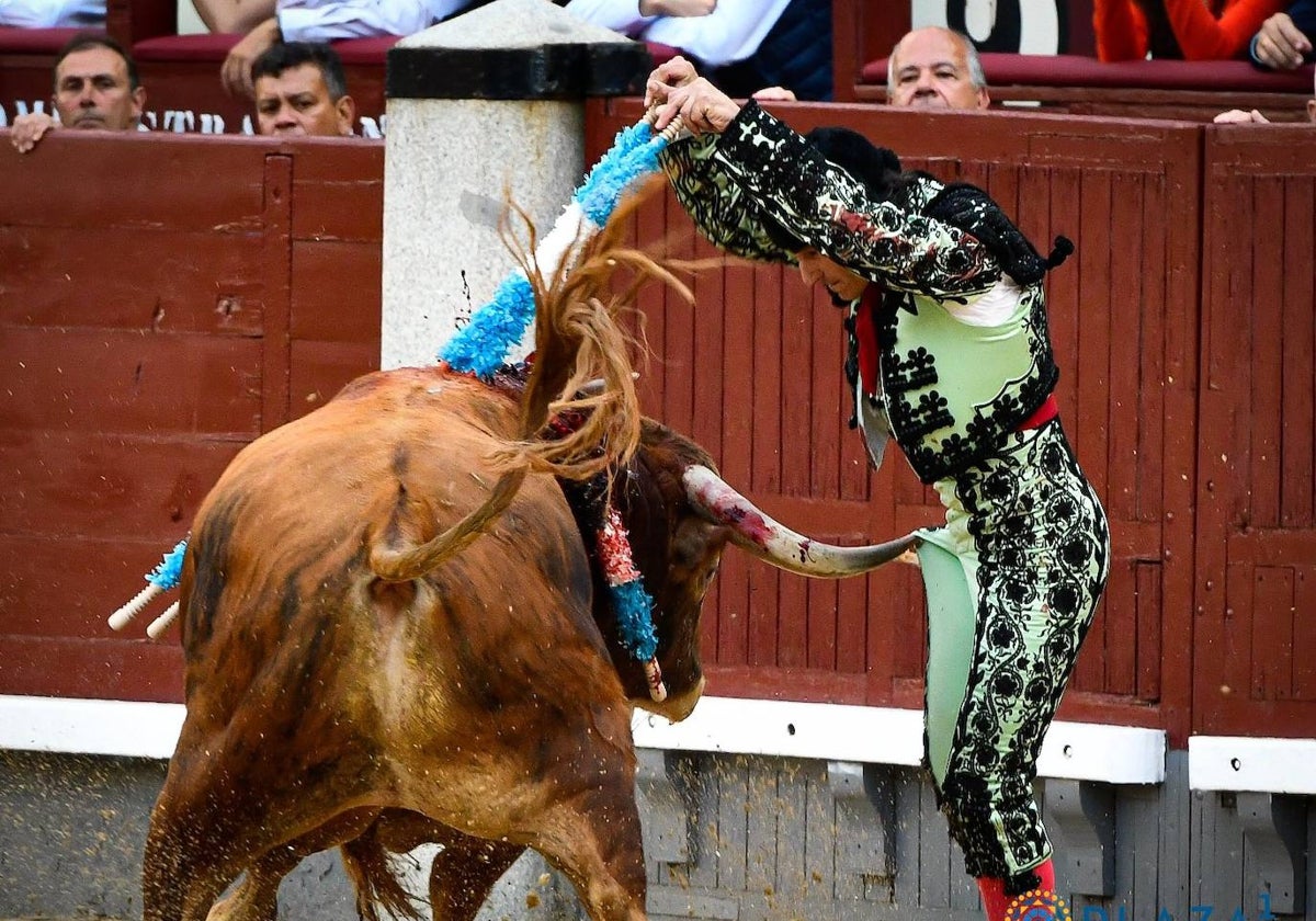 Miguel Andrades, en un par de banderillas al sexto, Hortensio, que le hace una señal en la taleguilla