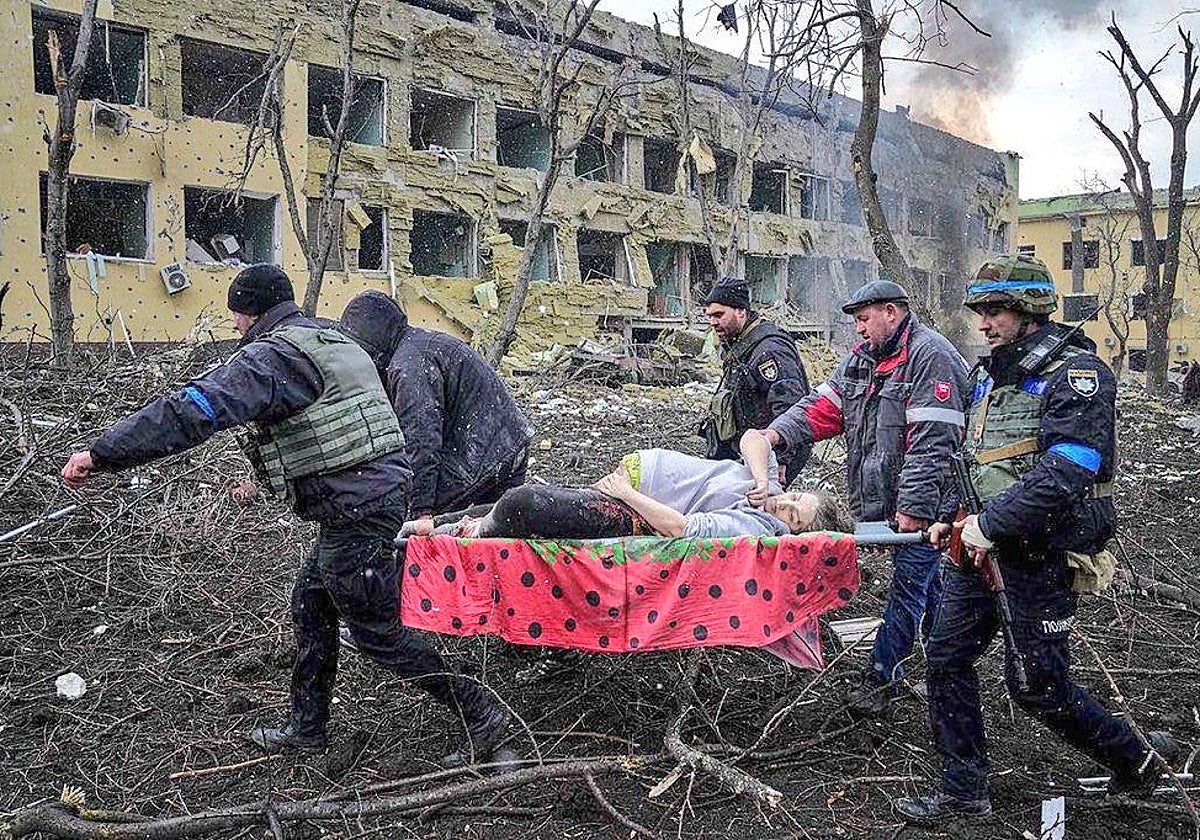 Foto ganadora del World Press del cadáver de una mujer embarazada en Ucrania // ABC