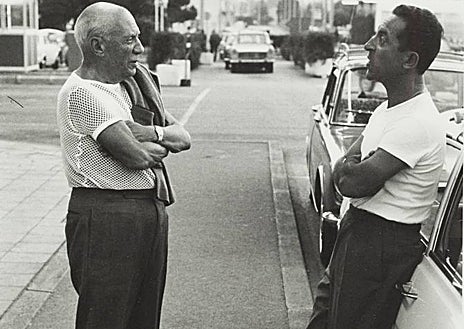 Imagen secundaria 1 - Arriba, Picasso, Paco Muñoz y el anticuario Affentranger en su negocio, fotografiados por Lucien Clergue. Arlés, 30 de marzo de 1959. Sobre estas líneas, a la izquierda, Pablo Picasso y un taxista en el aeropuerto de Niza, fotografiados por Lucien Clergue, 20 de agosto de 1965. A la derecha, Pablo Picasso en La Californie con un sol realizado con hoja de palmera comprado en la Feria de Ramos en la Rambla Cataluña de Barcelona, regalo del matrimonio Gili-Torra 