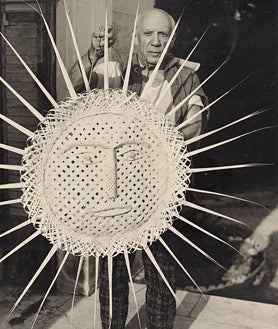 Imagen secundaria 2 - Arriba, Picasso, Paco Muñoz y el anticuario Affentranger en su negocio, fotografiados por Lucien Clergue. Arlés, 30 de marzo de 1959. Sobre estas líneas, a la izquierda, Pablo Picasso y un taxista en el aeropuerto de Niza, fotografiados por Lucien Clergue, 20 de agosto de 1965. A la derecha, Pablo Picasso en La Californie con un sol realizado con hoja de palmera comprado en la Feria de Ramos en la Rambla Cataluña de Barcelona, regalo del matrimonio Gili-Torra 