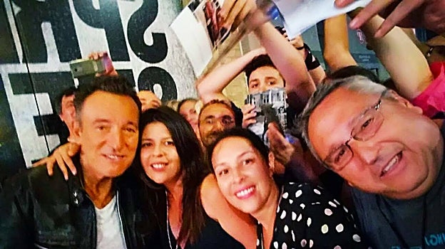 Miembros del club de fans español posan con Springsteen