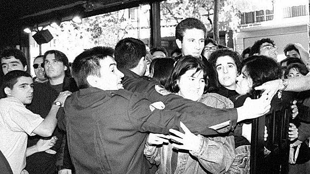 Colas para comprar entradas en Barcelona en 1996