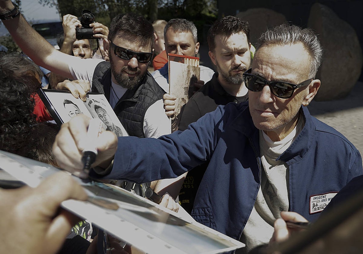 Bruce Springsteen, ayer en Barcelona firmando autógrafos a sus fans a las puertas de su hotel