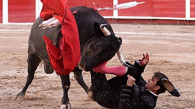 Macías, en la arena a merced de Cayito