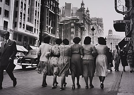 Imagen secundaria 1 - Sobre estas líneas, 'Señoritas paseando por la Gran Vía', de Català-Roca. A la derecha, 'Caños de Meca', de Costus. Arriba, Nacho Canut y Alaska por Mariví Ibarrola