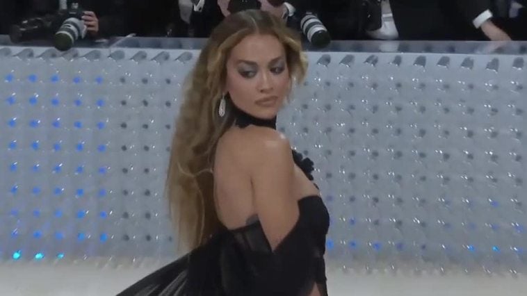 Homenaje a Karl Lagardfeld en la siempre espectacular alfombra de la Gala Met