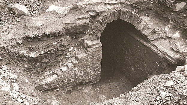 El acceso a la cisterna excavado en 1983 en el solar de la calle Delgado Valencia