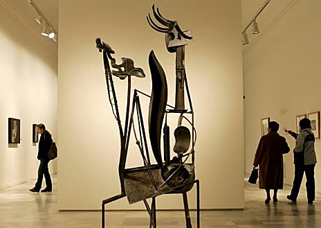 Imagen secundaria 1 - Arriba, Pablo Picasso. 'Bañista tendida'. Boisgeloup, otoño 1931. Yeso original. Fundación Almine y Bernard Ruiz-Picasso, Madrid. 