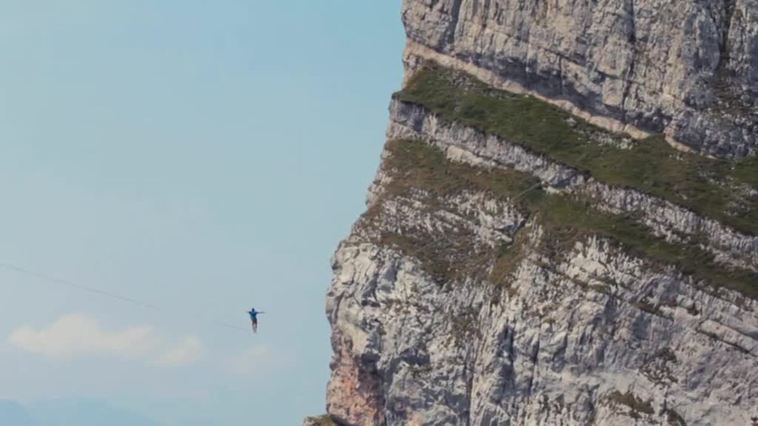 Un funambulista cruza un pueblo valenciano sobre un flexible trenzado de nylon