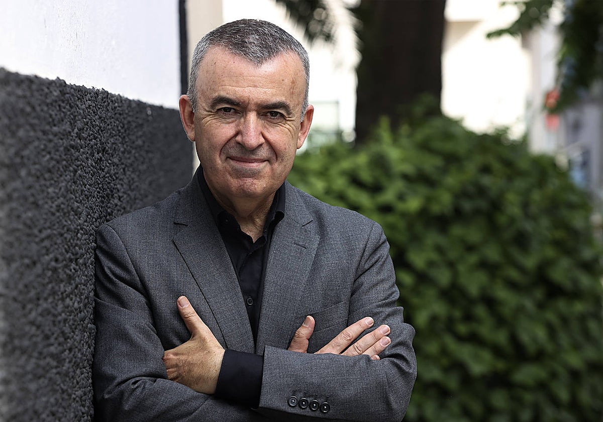 Lorenzo Silva posa durante la entrevista con ABC en Madrid