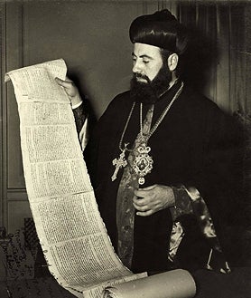 Imagen secundaria 2 - La proclamación del Estado de Israel (arriba) tuvo lugar solo un año después del hallazgo de los primeros manuscritos por los beduinos Mohammed el-Dhib y Jum'a Mohammed (izda). A su lado, el patriarca ortodoxo sirio Mar Samuel con el Rollo de Isaías