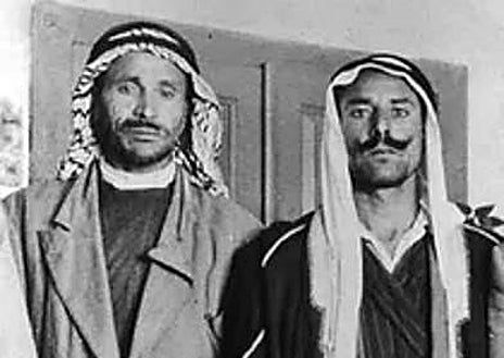 Imagen secundaria 1 - La proclamación del Estado de Israel (arriba) tuvo lugar solo un año después del hallazgo de los primeros manuscritos por los beduinos Mohammed el-Dhib y Jum'a Mohammed (izda). A su lado, el patriarca ortodoxo sirio Mar Samuel con el Rollo de Isaías