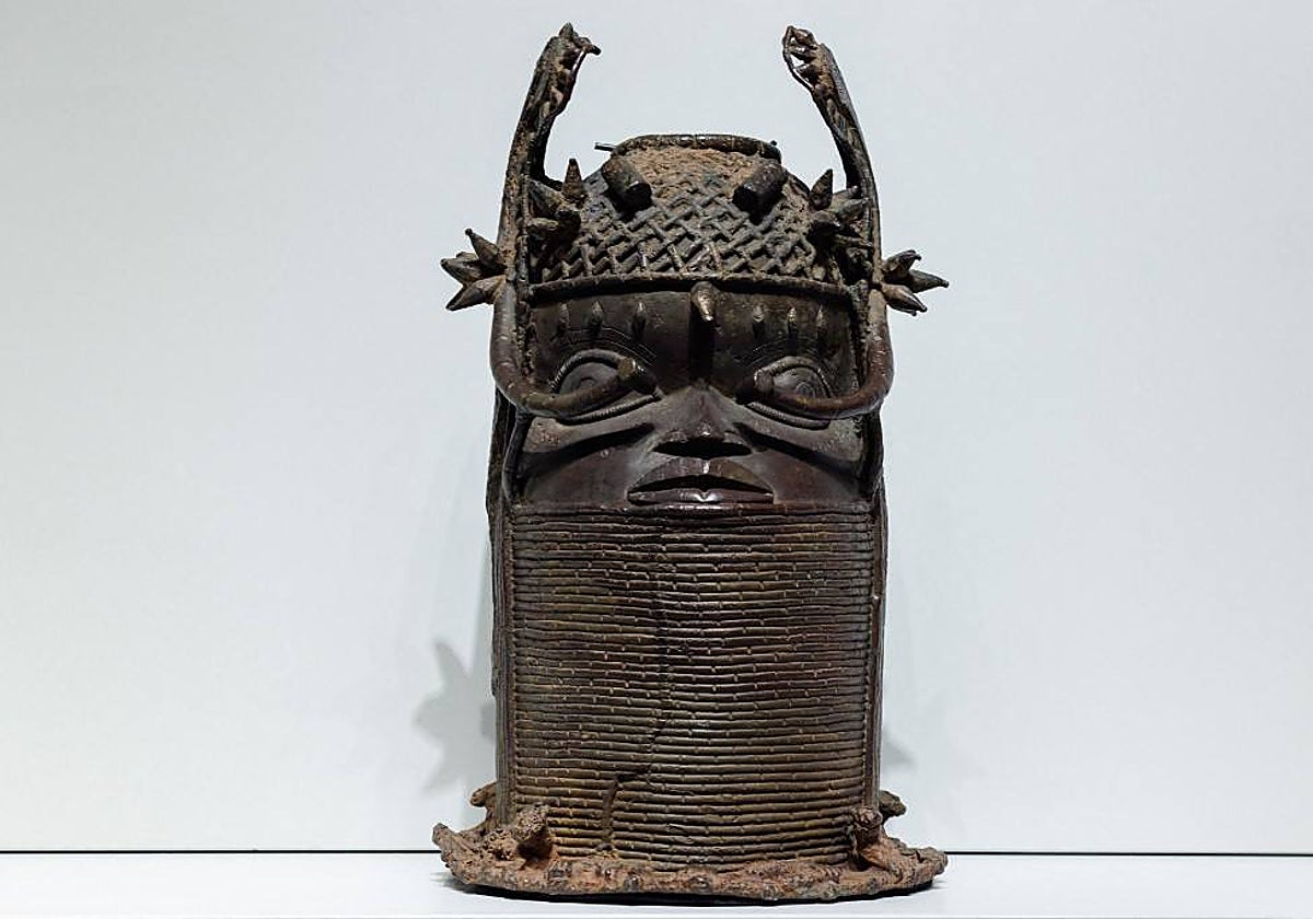 Una cabeza memorial perteneciente a los bronces de Benín