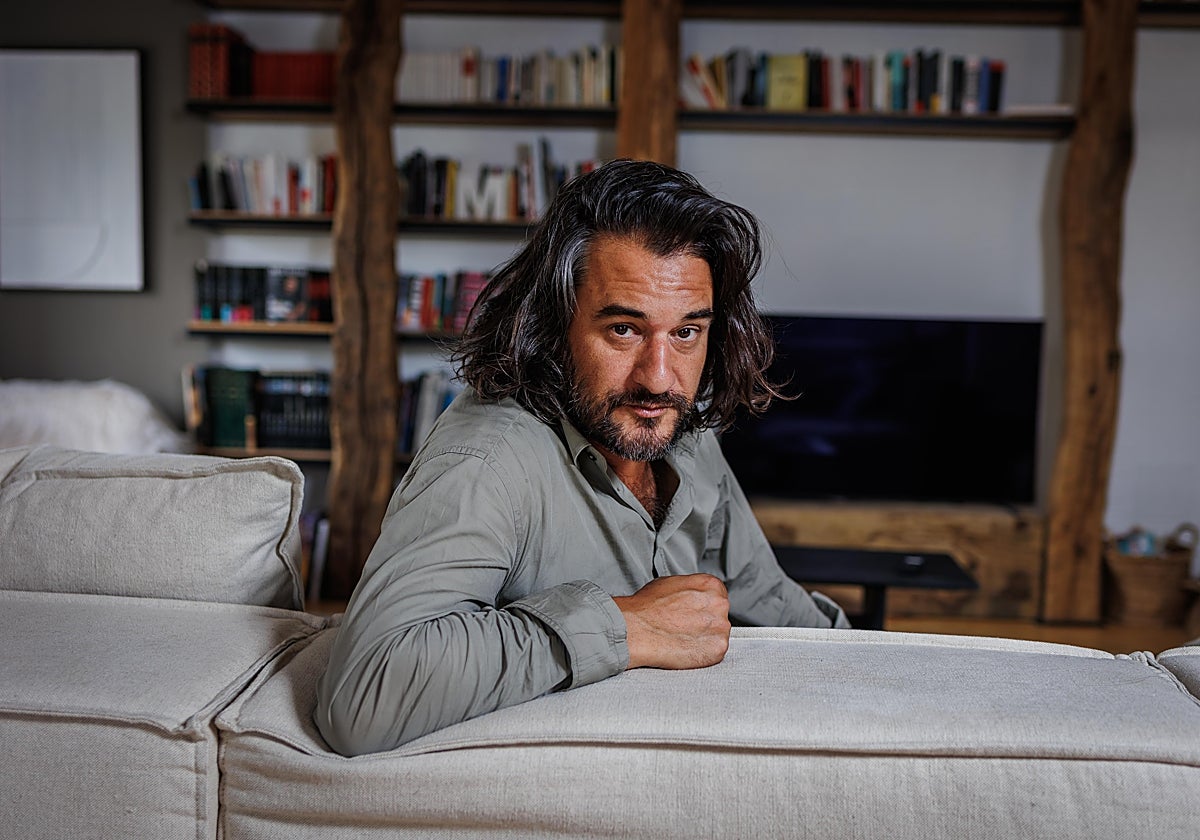 Manuel Jabois, retratado en su casa