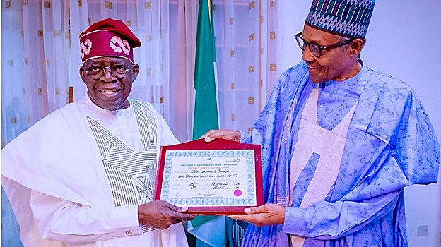 El presidente de Nigeria, Muhammadu Buhari, junto a su sucesor, el recién declarado ganador de las elecciones presidenciales de 2023, Bola Tinubu