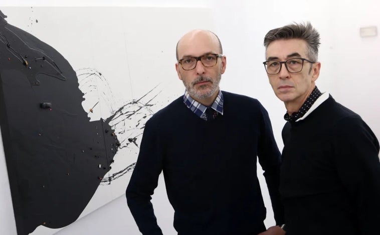 Imagen principal - Sobre estas líneas, con Soledad Lorenzo y Juana de Aizpuru, en la Casa de ABC. A la derecha, en una de sus primeras ediciones en ARCO. Arriba, con su pareja y socio, Luis Valverde Espejo