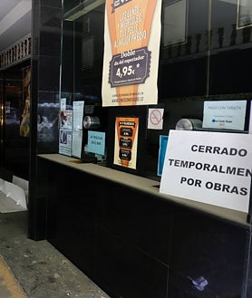 Imagen secundaria 2 - En los Verdi de Alberto Aguilera se han quedado las cajas de chocolatinas y aunque están vacías, aún están marcados todos los precios. Hay otro folio en blanco en el que se advierte de que «los tickets se venden en el bar». Un indicativo más de que el negocio, desde hacía tiempo, estaba en las palomitas.