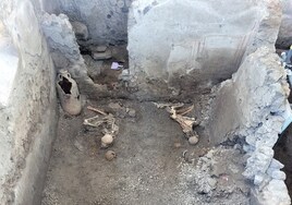 Sacan a la luz dos esqueletos en Pompeya, víctimas del terremoto que coincidió con la erupción del Vesubio