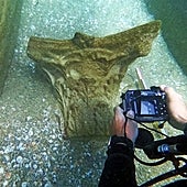 Un buceador descubre un barco romano con capiteles de mármol de 1.800 años de antigüedad en Israel