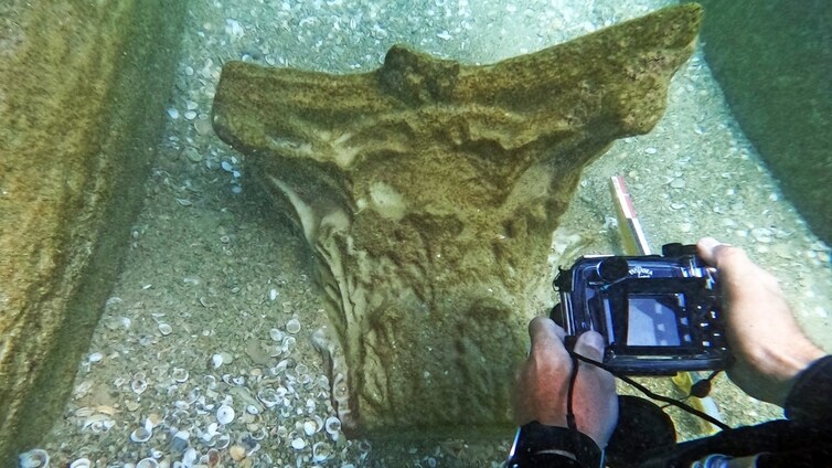 Un buceador descubre un barco romano con capiteles de mármol de 1.800 años de antigüedad en Israel