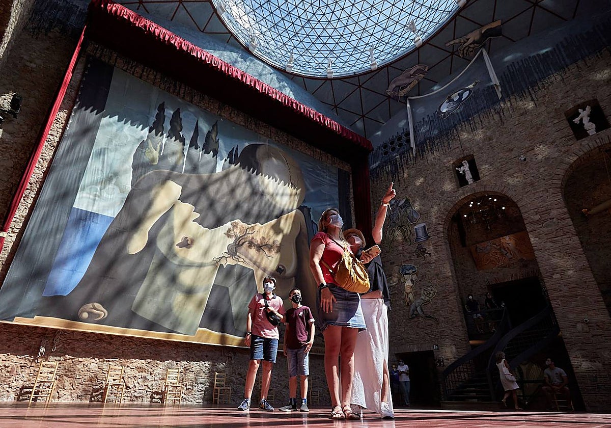 Varias personas visitan el Teatro-Museo de Dalí en Figueres