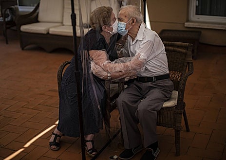 Imagen secundaria 1 - De arriba abajo, las fotos por las que Morenatti ha ganado el World Press Photo 2023 (una niña mutilada en la guerra de Ucrania), el Pulitzer 2021 (una pareja de ancianos durante la pandemia del Covid) y el World Press Photo 2013 (una comerciante horrorizada durante una manifestación en Barcelona)