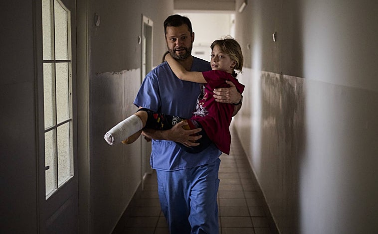 Imagen principal - De arriba abajo, las fotos por las que Morenatti ha ganado el World Press Photo 2023 (una niña mutilada en la guerra de Ucrania), el Pulitzer 2021 (una pareja de ancianos durante la pandemia del Covid) y el World Press Photo 2013 (una comerciante horrorizada durante una manifestación en Barcelona)