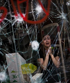 Imagen secundaria 2 - De arriba abajo, las fotos por las que Morenatti ha ganado el World Press Photo 2023 (una niña mutilada en la guerra de Ucrania), el Pulitzer 2021 (una pareja de ancianos durante la pandemia del Covid) y el World Press Photo 2013 (una comerciante horrorizada durante una manifestación en Barcelona)