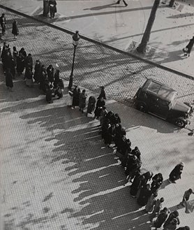 Imagen secundaria 2 - Arriba, 'Lyon. enterradores municipales' (1939-1945). Sobre estas líneas, 'Sin título. Costa del Cabo de Creus' (1933-1936) y 'Cola del pan'. Copia de 1940 de una imagen de 1937