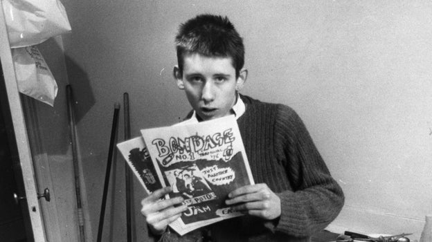 Un joven MacGowam con su fanzine 'Bondage'