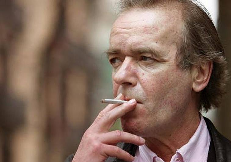 El escritor británico Martin Amis posa con motivo de la presentación de su novela 'La casa de los encuentros'