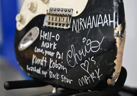 Una guitarra destrozada de Kurt Cobain, subastada por 600.000 dólares