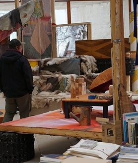 Imagen secundaria 2 - Sobre estas líneas, 'Force Majaure', de la propia L. Lokko, en el Pabellón Central. A la derecha, otra propuesta de la Bienal. Arriba, 'The Sami Architecture Library', en el Pabellón Nórdico