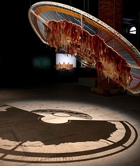 Imagen secundaria 2 - Arriba, un espectador contempla la instalación 'Partition-Partage', de Adjaye Associated. Sobre estas líneas, la pieza 'Sabao azul e agua', de Sandra Poulson. A la derecha, 'Threads', de Katte Otten Architects