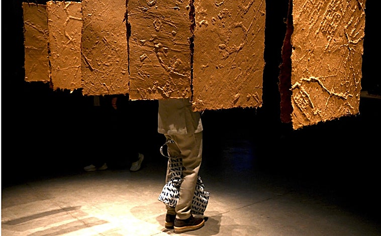 Imagen principal - Arriba, un espectador contempla la instalación 'Partition-Partage', de Adjaye Associated. Sobre estas líneas, la pieza 'Sabao azul e agua', de Sandra Poulson. A la derecha, 'Threads', de Katte Otten Architects