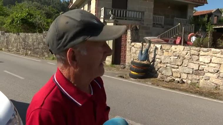Una aldea gallega homenajea a los espantapájaros y los saca a la calle