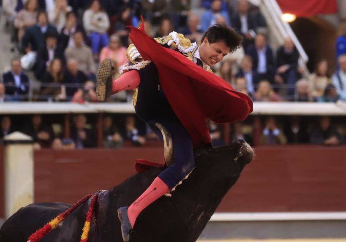 El pitón del sexto toro se hunde en el muslo de Francisco José Espada