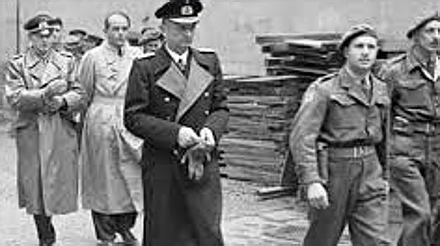 El almirante Dönitz, heredero de Hitler