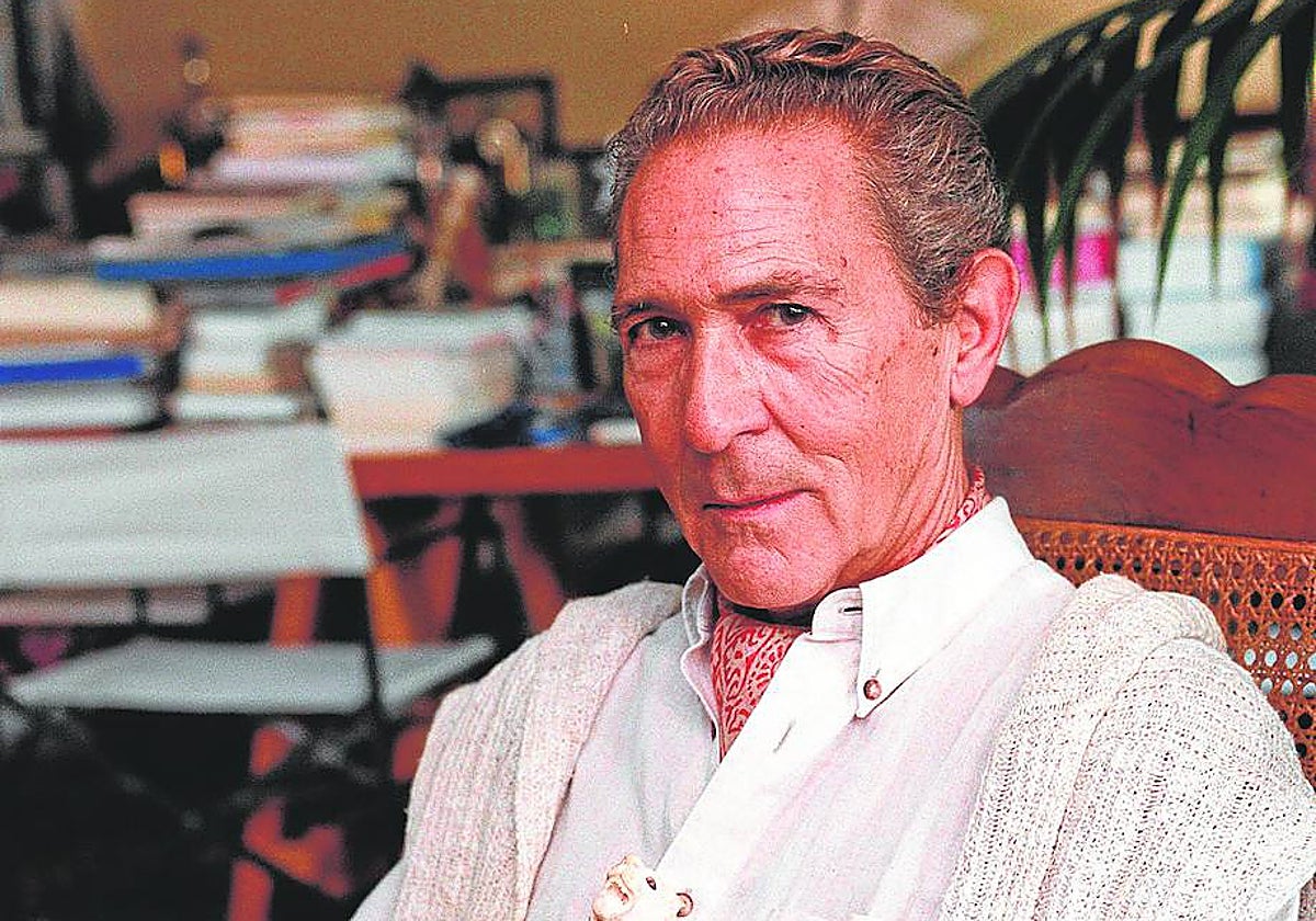 Antonio Gala, retratado en su casa de Madrid en 2000 // Vídeo: Miles de personas dan un emotivo último adiós a Antonio Gala en Córdoba (EP)
