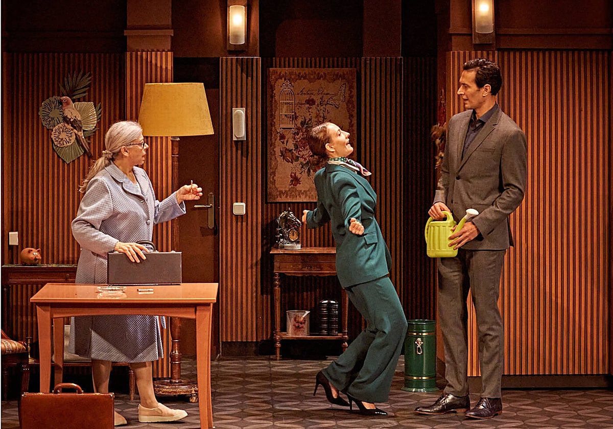 Kiti Mánver, Marta Velilla y Cristóbal Suárez, en una escena de 'El inconveniente'