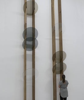 Imagen secundaria 2 - Sobre estas líneas, detalle de 'Familia III" y 'La vista de los dedos'. Arriba, obras de las series  'La traza del vínculo' y 'Familia'