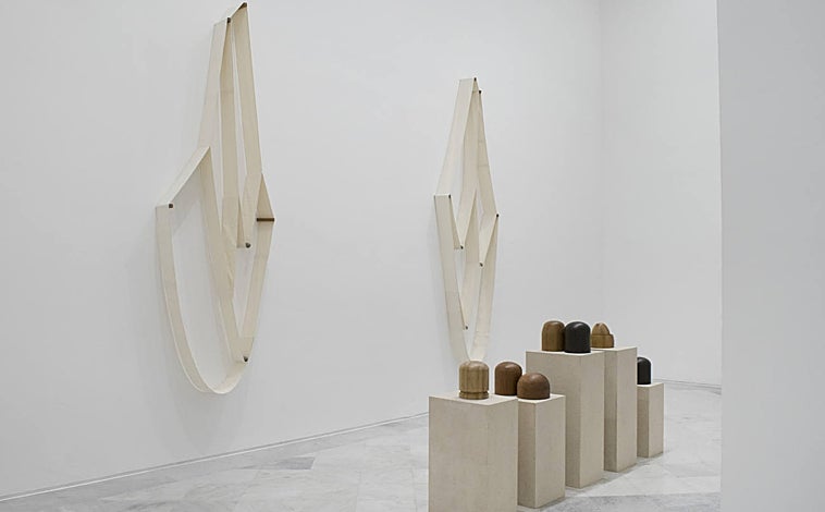 Imagen principal - Sobre estas líneas, detalle de 'Familia III" y 'La vista de los dedos'. Arriba, obras de las series  'La traza del vínculo' y 'Familia'