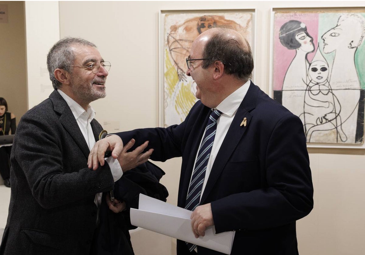 El ministro de Cultura, Miquel Iceta, y el exdirector del Museo Reina Sofía Manuel Borja-Villel charlan animadamente durante un encuentro en ARCO este año