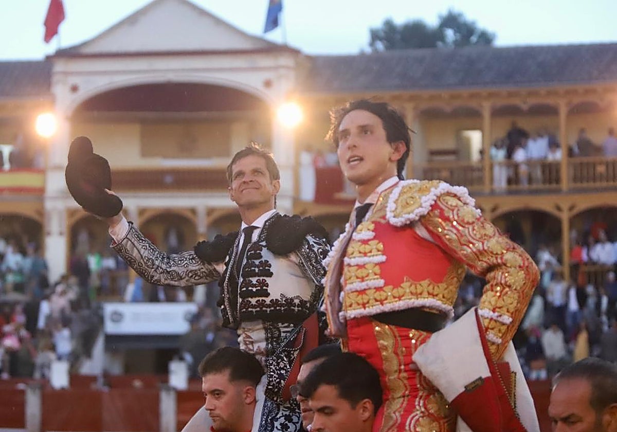 El Juli y Roca Rey saliendo a hombros en Aranjuez