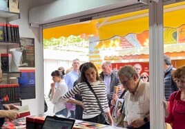 La Reina visita por sorpresa la Feria del Libro de Madrid