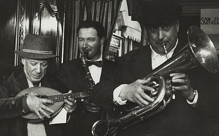 Imagen principal - Sobre estas líneas, Pablo Picasso y el taxista en el aeropuerto de Niza (1965) y Lucien Clergue filmando a Pablo Picasso en el salón de Notre-Dame-de-Vie durante el rodaje de 'Picasso, guerre, amour et paix'. Arriba, Pablo Picasso, Paco Muñoz y el anticuario Affentranger en su negocio