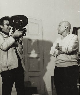 Imagen secundaria 2 - Sobre estas líneas, Pablo Picasso y el taxista en el aeropuerto de Niza (1965) y Lucien Clergue filmando a Pablo Picasso en el salón de Notre-Dame-de-Vie durante el rodaje de 'Picasso, guerre, amour et paix'. Arriba, Pablo Picasso, Paco Muñoz y el anticuario Affentranger en su negocio